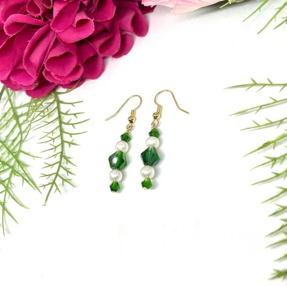 NEW⚜️Cultured Pearl & Emerald Green Crystal Drop Earrings - Picture 1 of 5